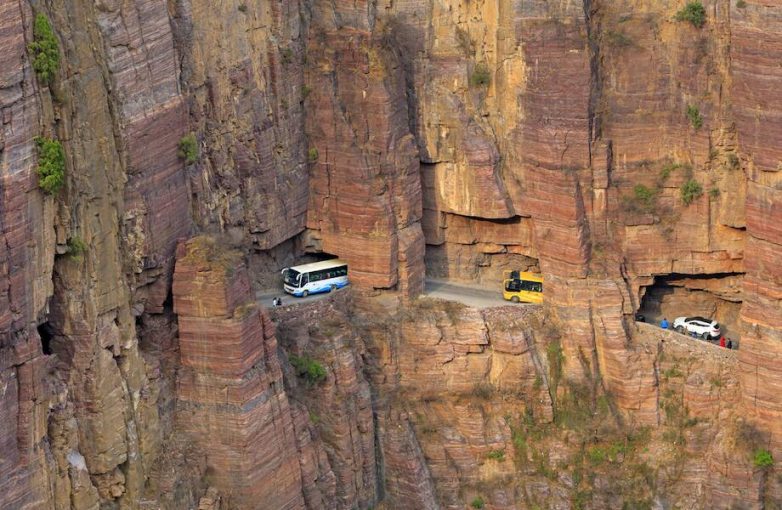 Дорога опасностей: тоннель в скале близ китайской деревни Голян