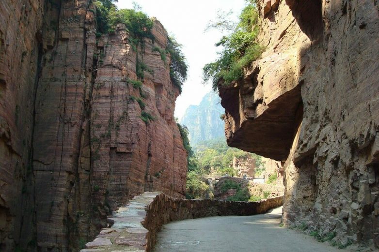 Дорога опасностей: тоннель в скале близ китайской деревни Голян