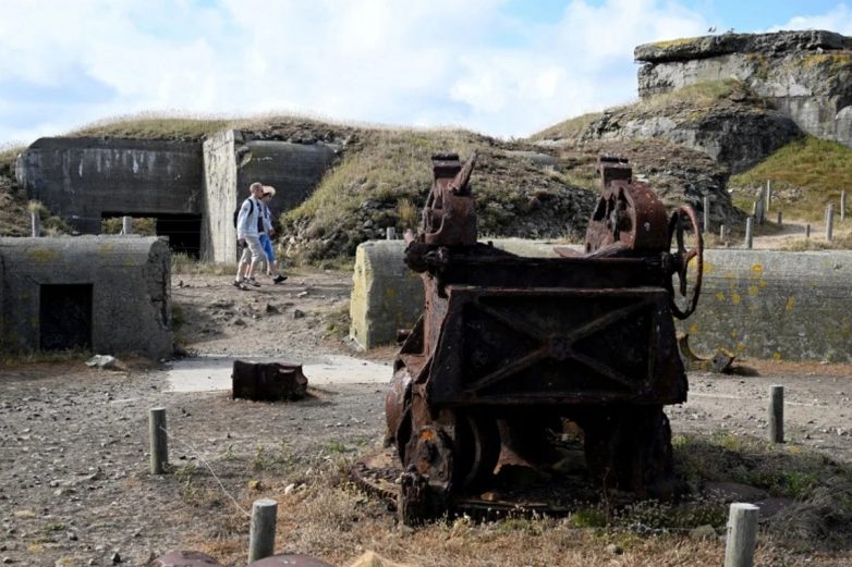 Туристы облюбовали французский остров с минами времён Второй мировой войны