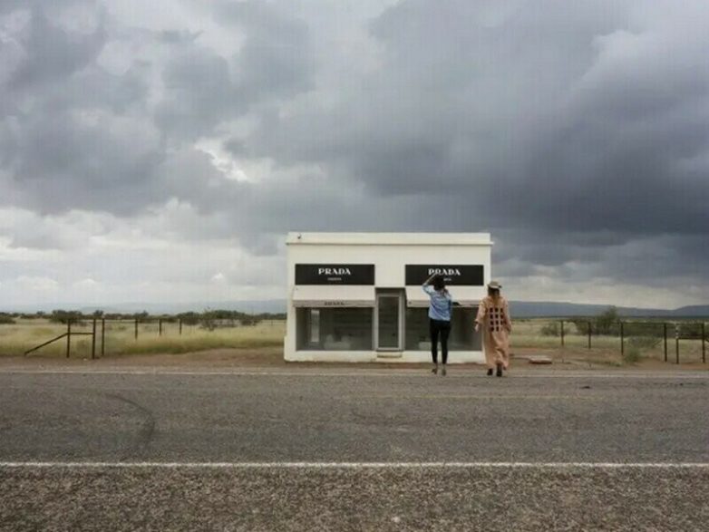 Необычная достопримечательность: бутик Prada посреди техасской пустыни