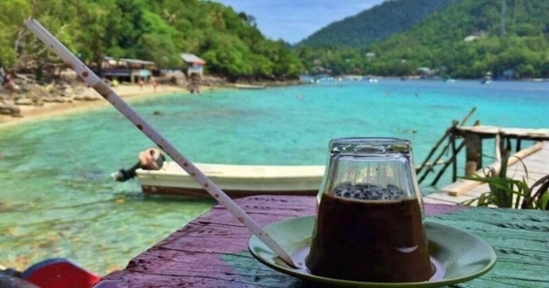 Культурная особенность: почему индонезийцы пьют кофе из перевёрнутого стакана?