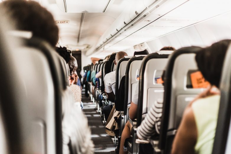 В самолёте люди пьянеют быстрее — правда или миф?