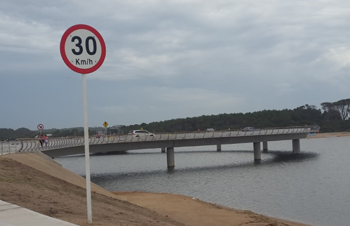 Необычная достопримечательность Уругвая: круглый мост через лагуну