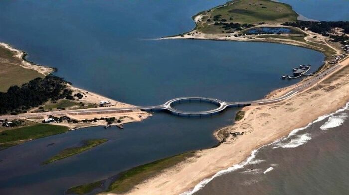 Необычная достопримечательность Уругвая: круглый мост через лагуну