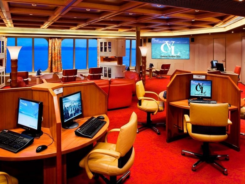 Компания Victoria Cruises Line превратила круизный лайнер в плавучую многоэтажку