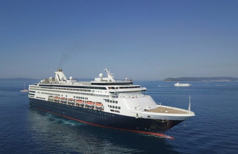 Компания Victoria Cruises Line превратила круизный лайнер в плавучую многоэтажку