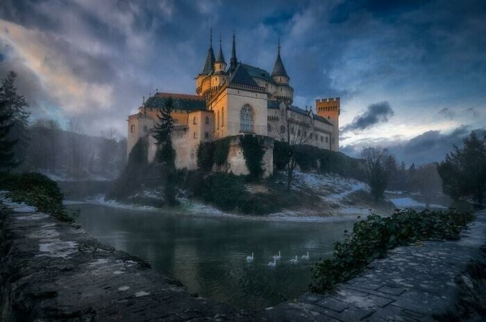 18 сказочно красивых замков и дворцов планеты, в которых замерла сама история