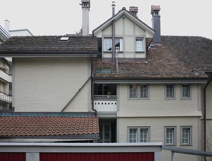 Для чего в Швейцарии на стенах зданий устанавливают небольшие лестницы