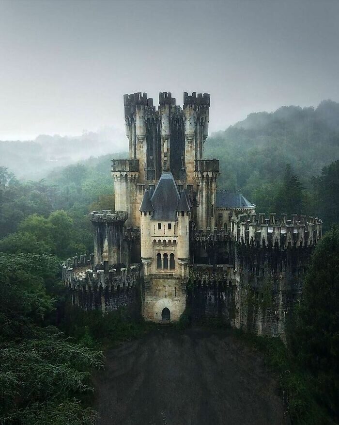 Ещё 17 сказочно красивых замков и дворцов планеты, в которых замерла сама история