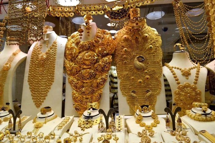 Почему женщины в арабских странах носят так много золота в повседневной жизни