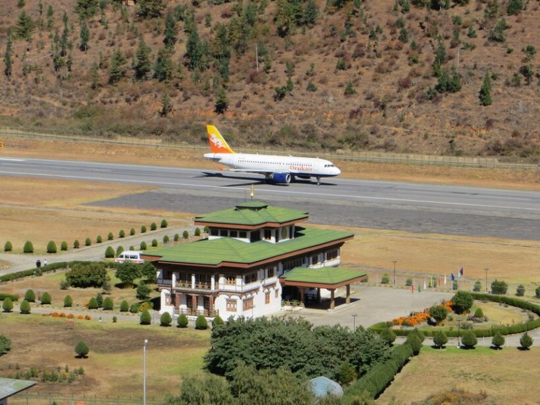 Паро — уникальный аэропорт, где могут приземлиться только 24 пилота в мире