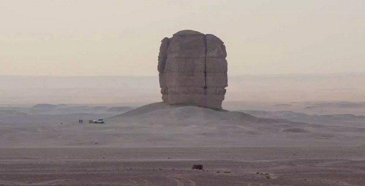 Скальный гигант посреди пустыни