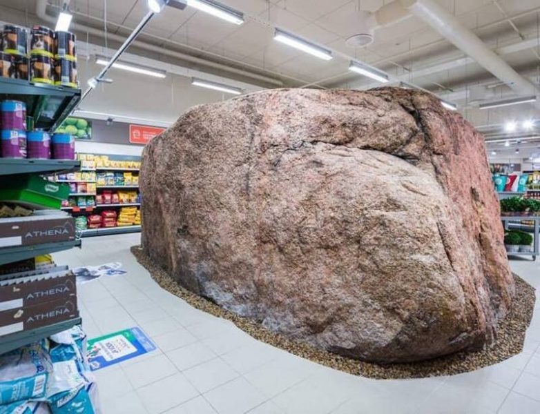 Посреди супермаркета в Эстонии появился гигантский камень