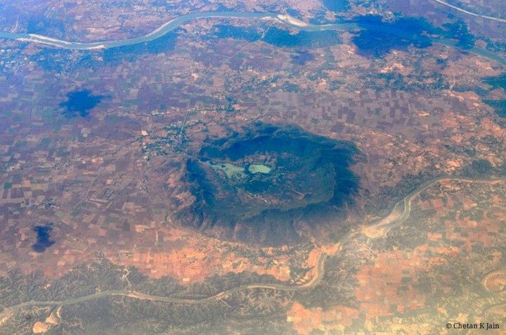 Где упал метеорит, а люди построили храм