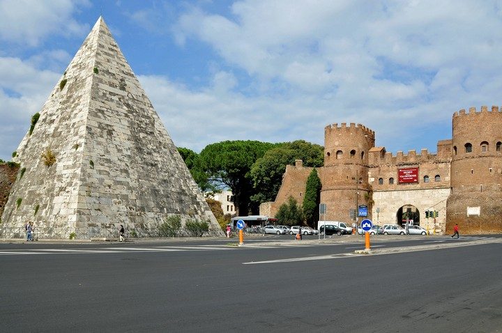 Пирамида Гая Цестия и ворота Порта Сан-Паоло