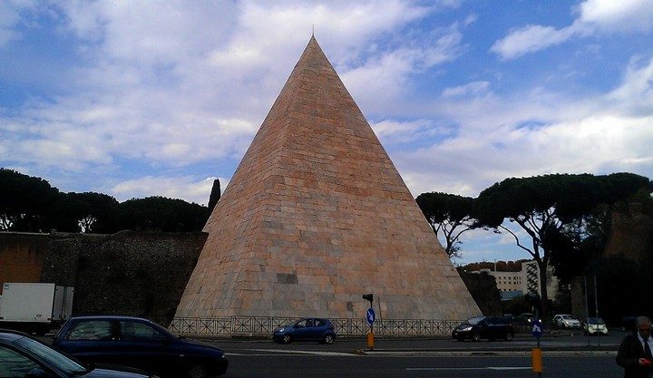 Пирамида Гая Цестия и ворота Порта Сан-Паоло