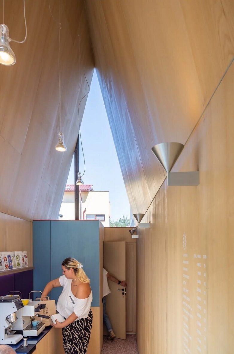 11 снимков самого узкого кафе Бухареста