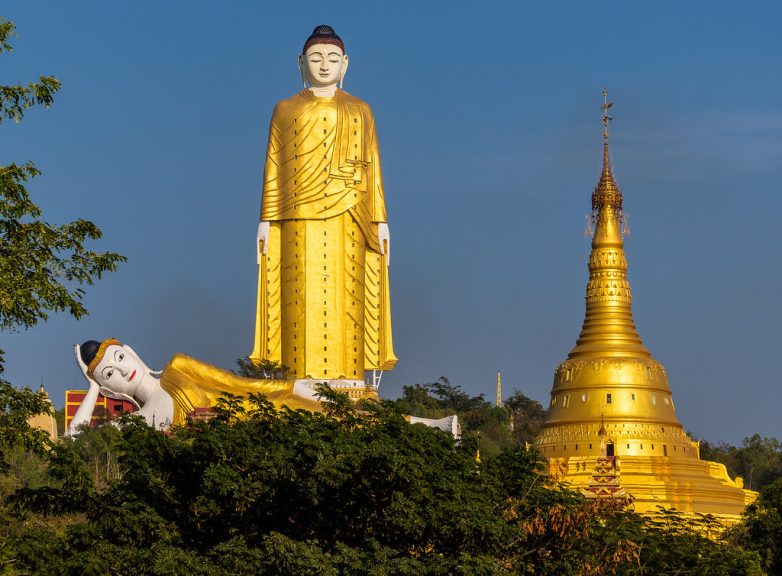 10 колоссальных статуй