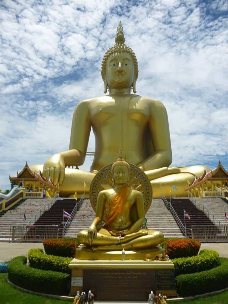 10 колоссальных статуй