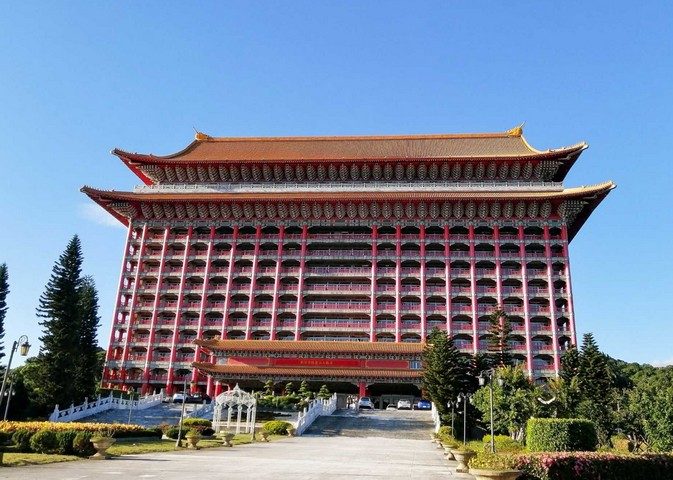 Роскошь над землёй и тайные туннели под ней