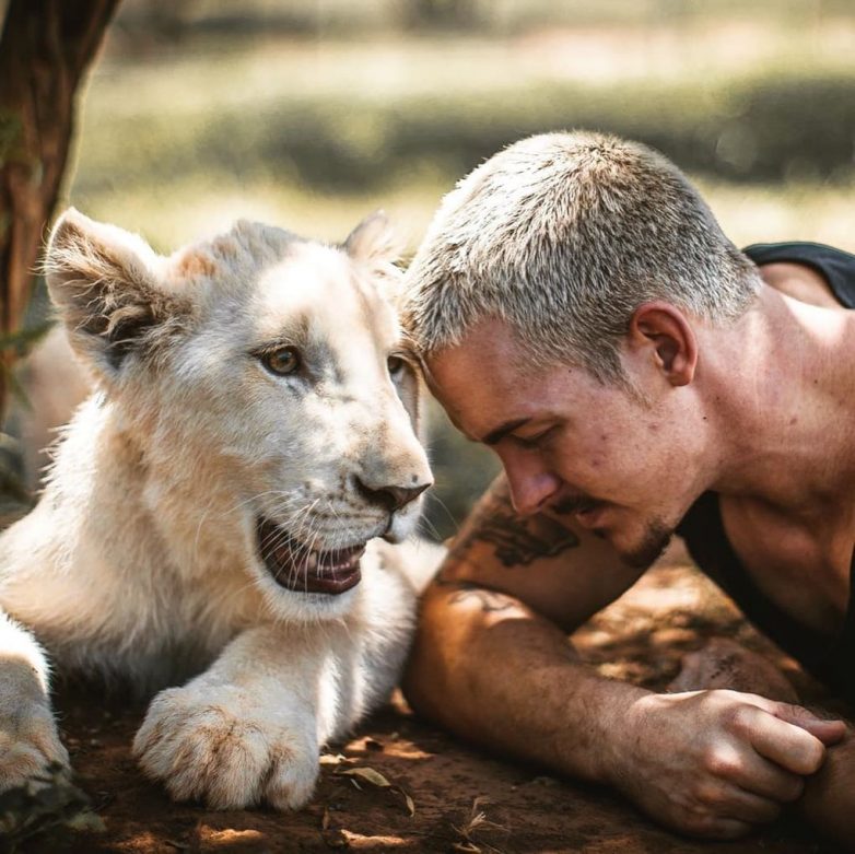 Мужчина бросил престижную работу и уехал в Африку, чтобы спасать диких животных