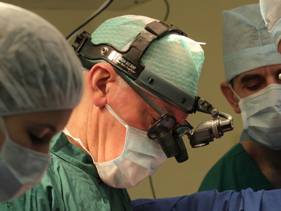 бокерия лео антонович в операционной. заур козырев кардиохирург. бокерия оперирует. бокерия лео антонович на операции. лео антонович бокерия хирурги.