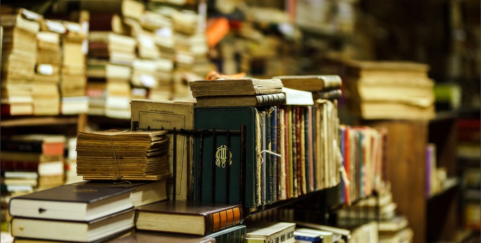 Книги устарели. Книги. Старые книги. Связка книг. Литература.