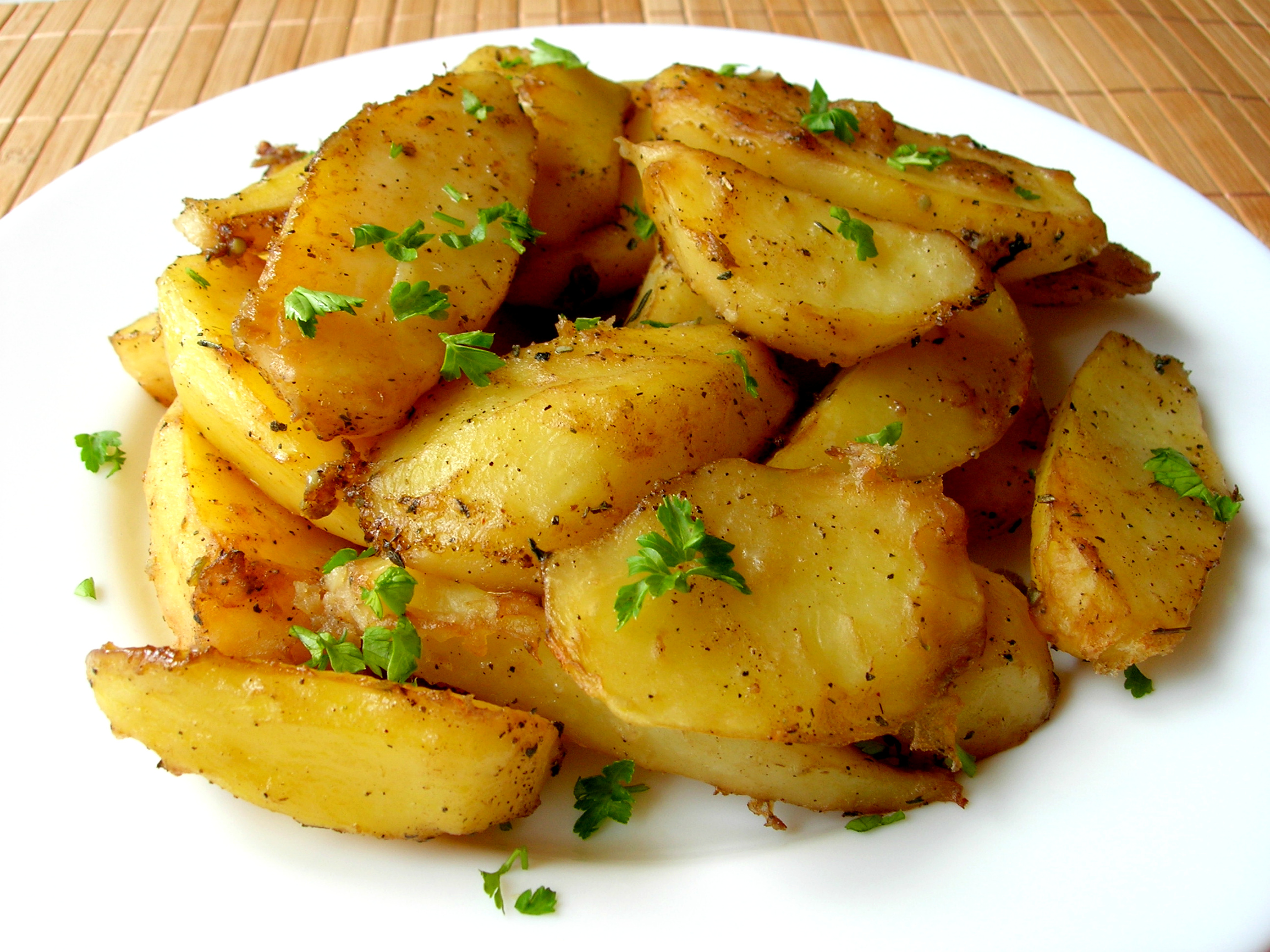 Блюда приготовленные из картофеля. Картошка в духовке. Картофель приготовленный. Картофель запеченный в духовке. Жареная картошка в духовке.