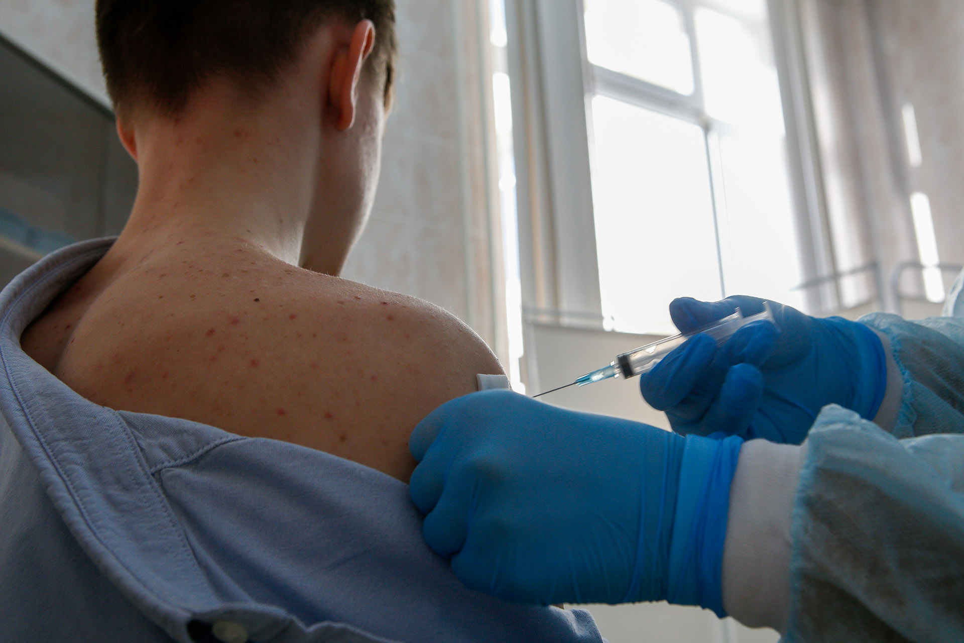 Вакцина новости сегодня. Вакцинация подростков. Вакцинация подростков от ковид. Прививки от оспы в России.