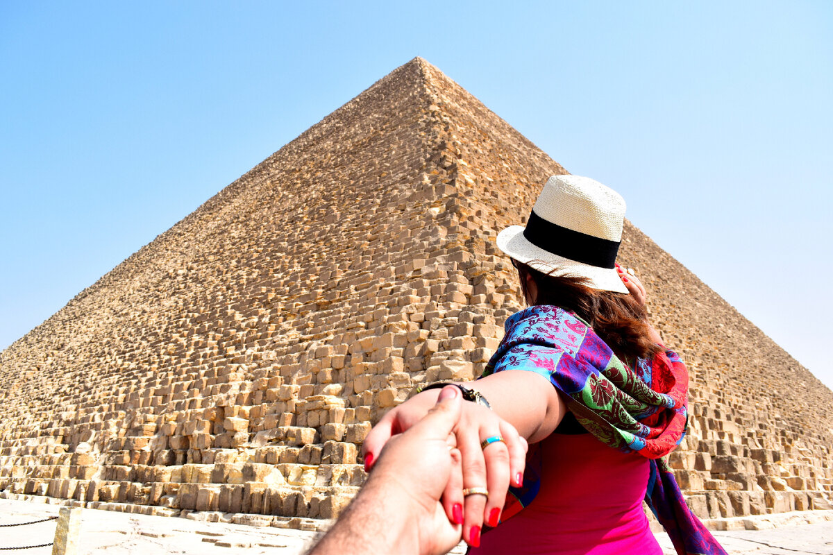 Фото у пирамид в египте девушки