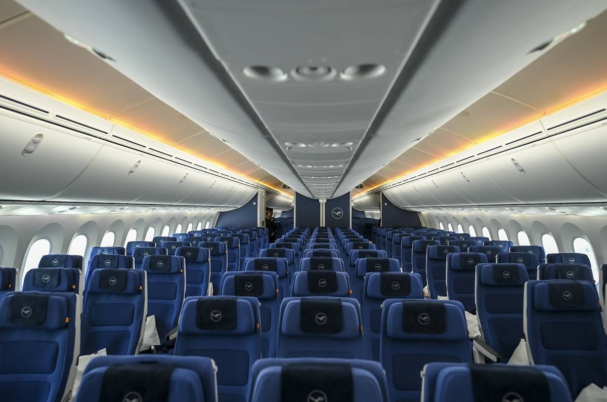 Как откинуть кресло в самолете боинг 737